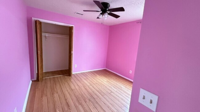 Building Photo - 901 SW Gaitor Ave