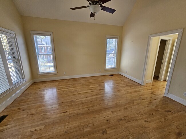 Building Photo - 120 Mossy Ln