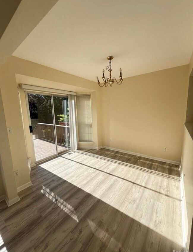 Building Photo - 3112 Village Cir N