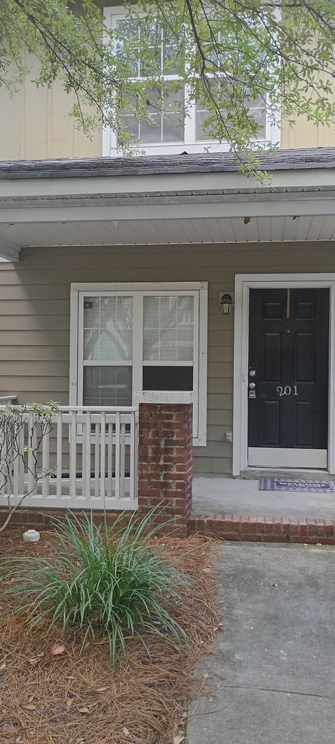 Building Photo - Lovely Townhome in Southeast Columbia