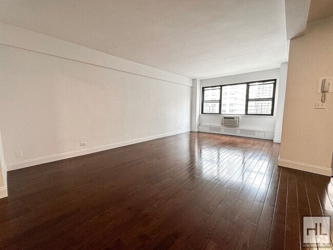 Building Photo - 219 E 69th St