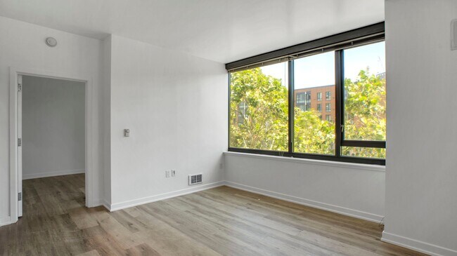 Building Photo - 250 King St