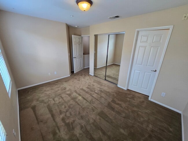 Building Photo - Luxury Tri-Level Townhome – Terraces at Es...