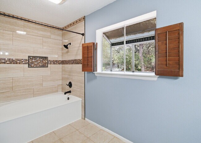 Building Photo - "Charming 3-Bed in Schertz with Spacious 2246 Sq Ft Layout!"