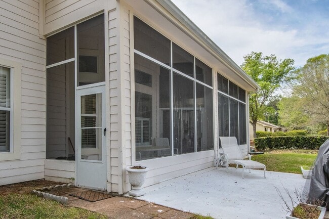 Building Photo - "Charming 3 Bed, 2.5 Bath Rental in Blufft...