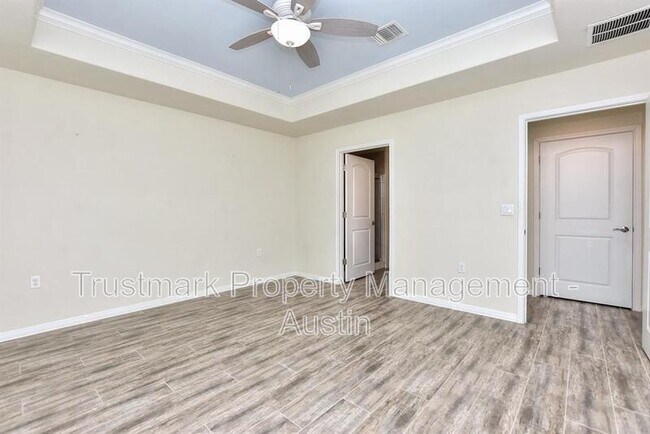 Building Photo - 220 Comal Ln
