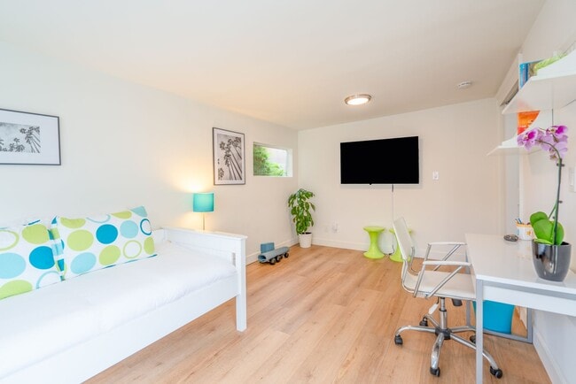 Building Photo - Enjoy stunning sunsets and beach living at its finest, Short Walk to Beach