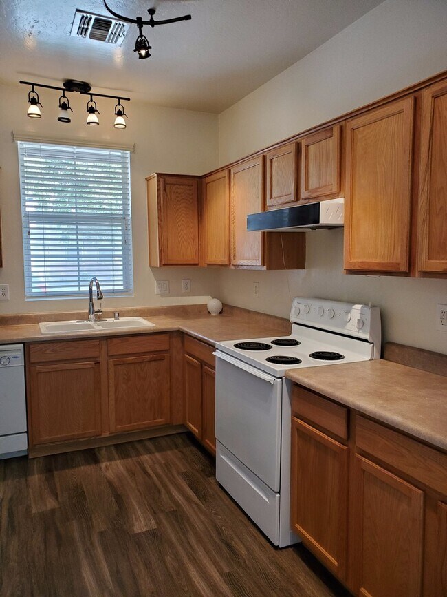 Building Photo - 3 bedroom 2.5 bath home - 2 car garage - S...
