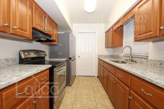 Building Photo - 6024 Oakcrest Cir