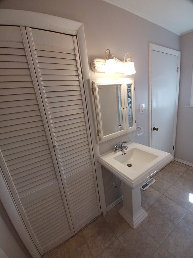 Bathroom - 4096 Concordia Ave