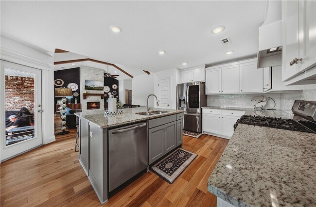 Building Photo - 5803 W Poison Springs Dr