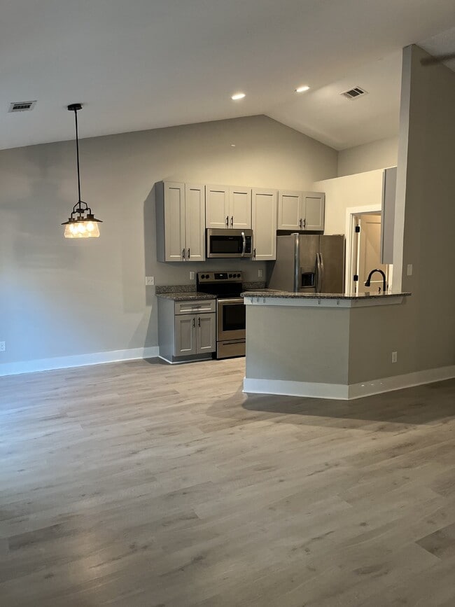 Building Photo - **Coming Soon** Stunning 3 bed, 2 bath in ...