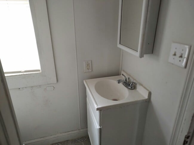 Building Photo - 1618 W Kettelle St