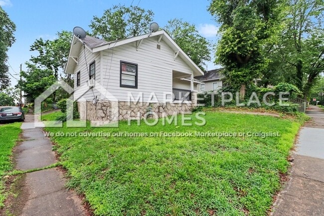 Building Photo - 876 Custer St
