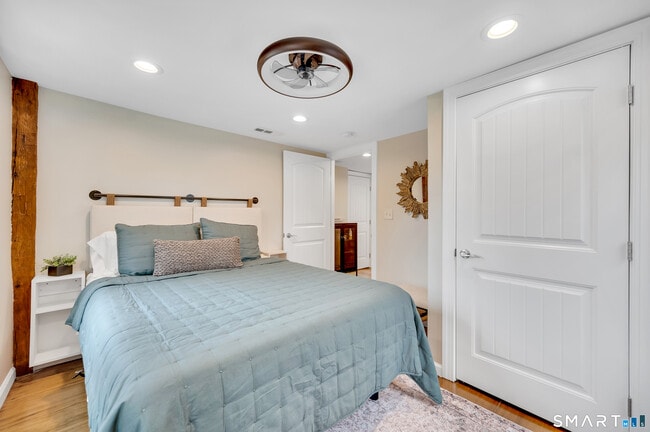 Building Photo - 736 Main St