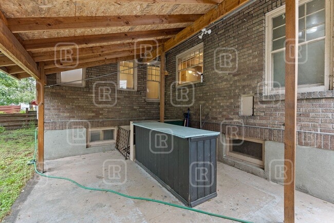 Building Photo - 808 E Mission Ave