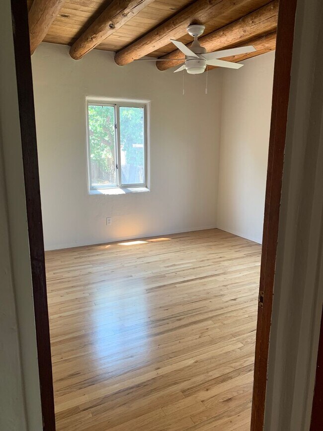 Building Photo - Renovated Santa Fe Home!!