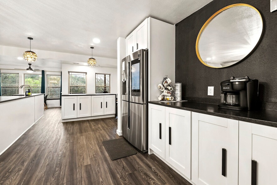 Building Photo - 211 Lakeshore Dr