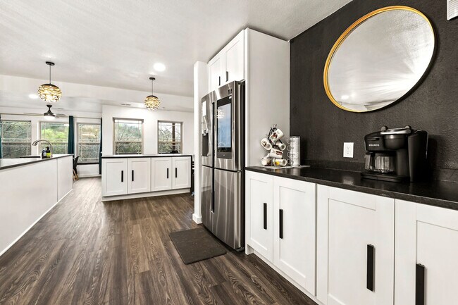 Building Photo - 211 Lakeshore Dr