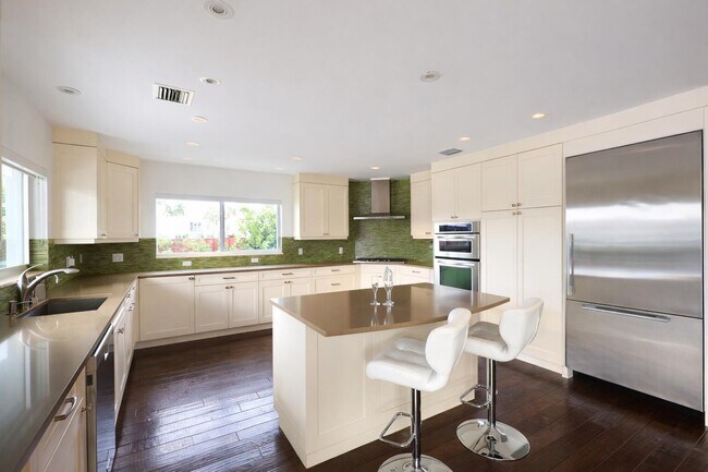 Building Photo - 3018 NE 26th St