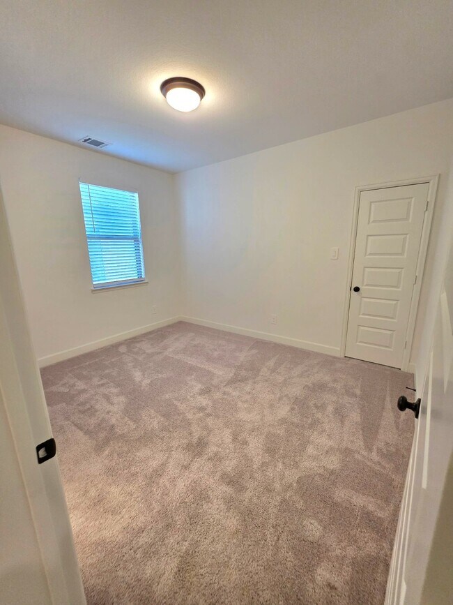 Building Photo - 15365 Legacy Pk Wy