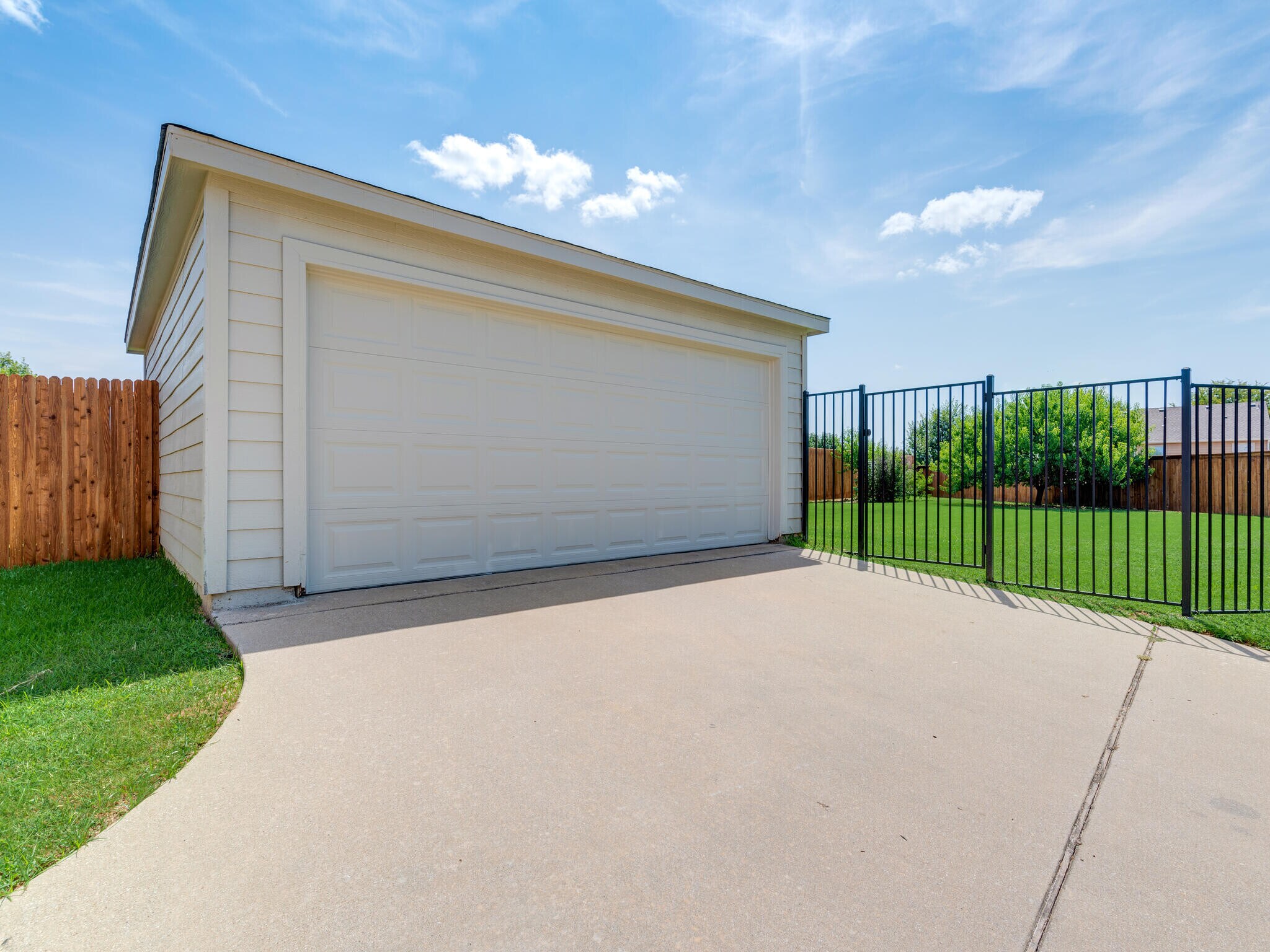 Double Car Garge with Electric Opener - 10528 Astor Dr