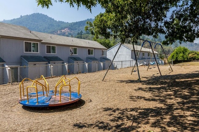 Building Photo - 721 SE Meadowlark Ave