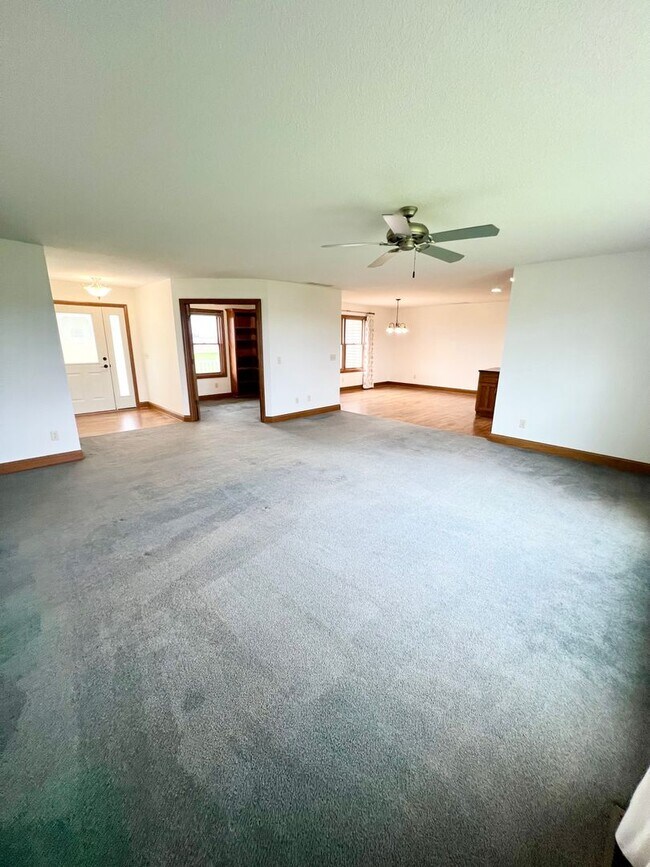 Building Photo - NEW LISTING! 3 Bedroom home