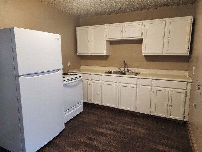 Building Photo - E 9th Duplex 1