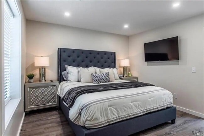 Building Photo - 1014 Main St