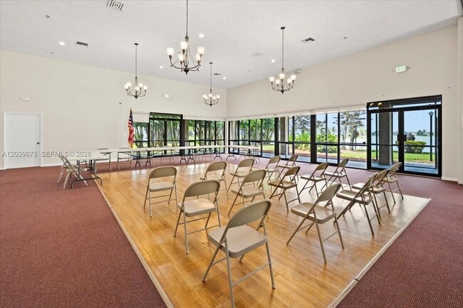 Building Photo - 999 Hamilton Dr