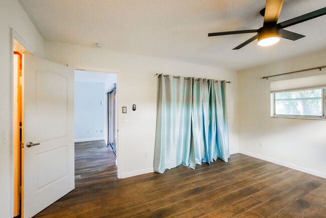 Building Photo - Stylish 2-Bedroom FL Retreat