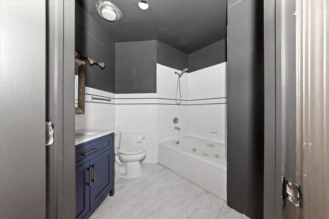 Building Photo - 1470 N Milwaukee Ave