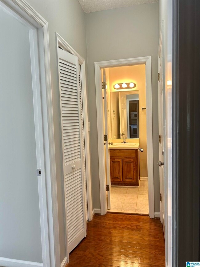 Building Photo - 2212 Ascot Ln