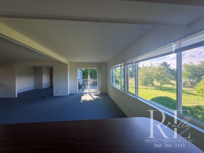 Building Photo - Coastal 3-Bed Home with Stunning Puget Sou...