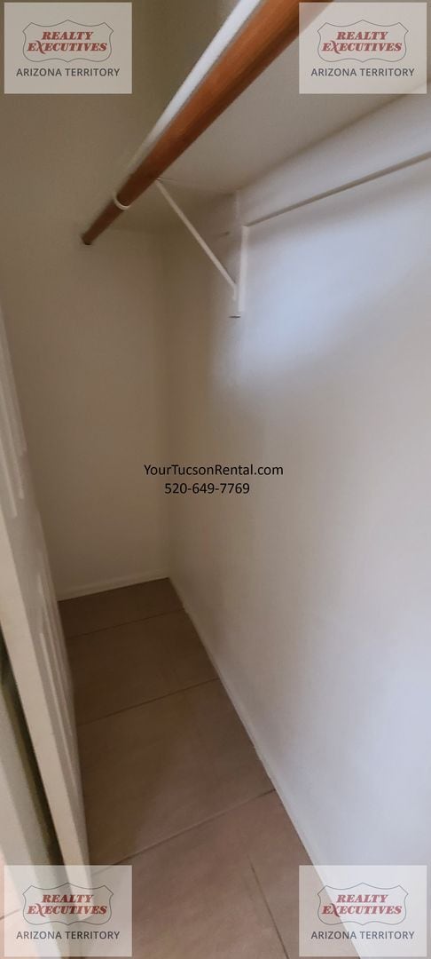 Building Photo - Valencia Rd & Headley Rd 3/2 - July move in special! - All tile floors and updated kitchen