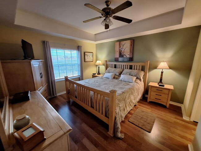 Building Photo - Beautifully upgraded Ground Floor condo with lake view