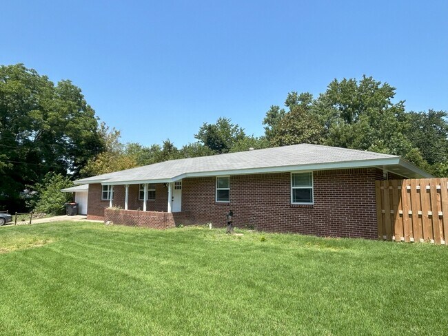 Building Photo - 210 Sanders Ave