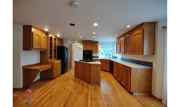 Building Photo - Beautiful open floorplan in amazing Steilacoom!!  All appliances included, large yard!!
