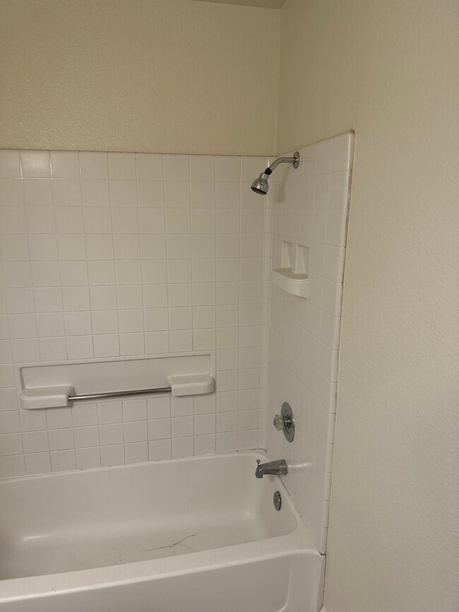 Building Photo - MODESTO 3 BEDROOM 2 BATH HOME