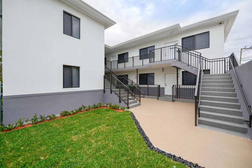 Building Photo - 700 SW 11th Ave