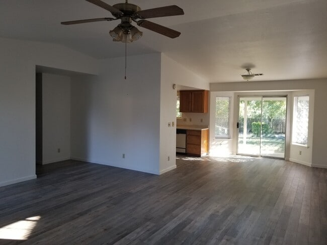 Building Photo - 3 Bedroom 2 Bath Home in Cottonwood