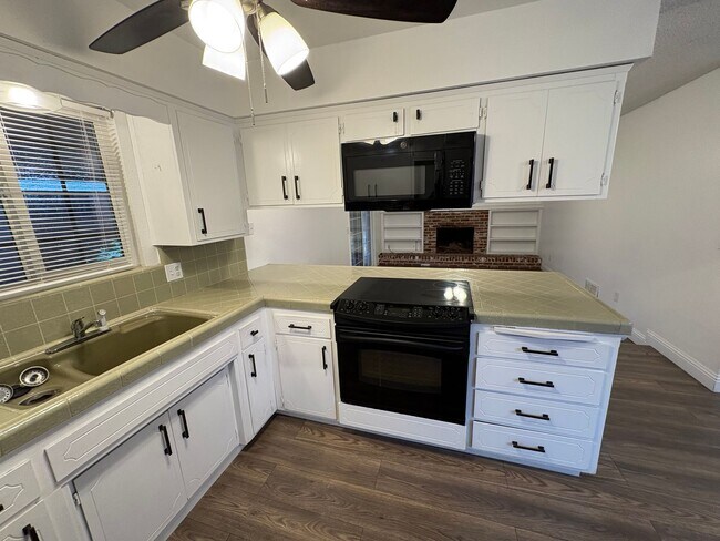 Building Photo - SW Visalia Home Available Now!