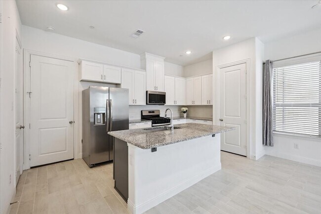 Building Photo - 4261 Shavano Dr