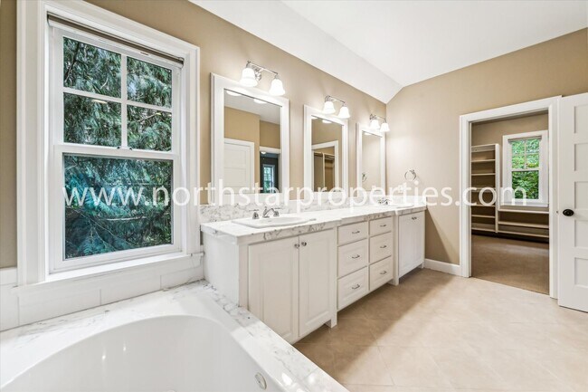 Building Photo - New Exquisitely Designed Dream Home in Lake Oswego.