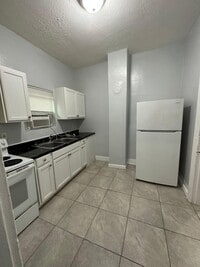 Building Photo - Fully Renovated 1/1 -Single Family  Ready to Move In!