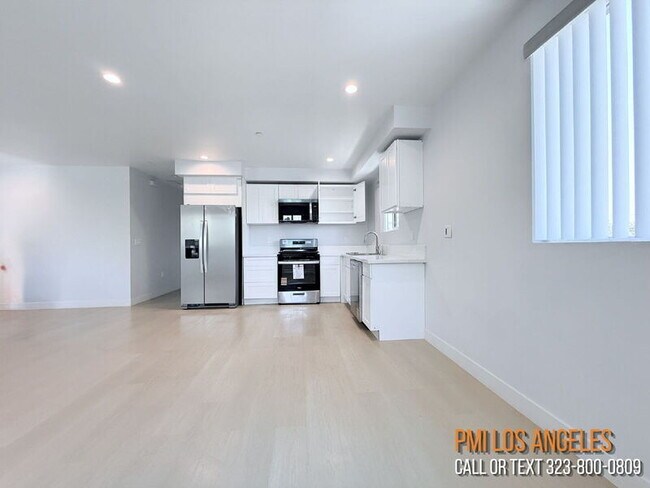 Building Photo - 206 1/2 E 87th