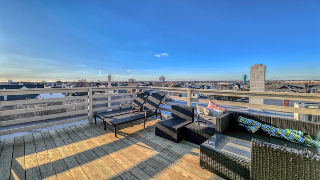 Building Photo - 25 S Surrey Ave