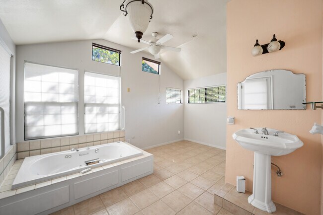 Building Photo - 190 Fairway Ln