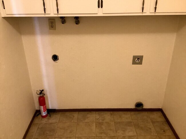 Building Photo - Townhouse Style Apartment with Private Out...